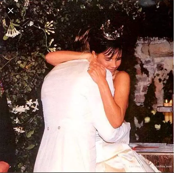 Los Beckham se casaron en el castillo de Luttrellstown en Irlanda. Victoria lució un diseño de Vera Wang, que se convirtió en el modelo más imitado ese año.