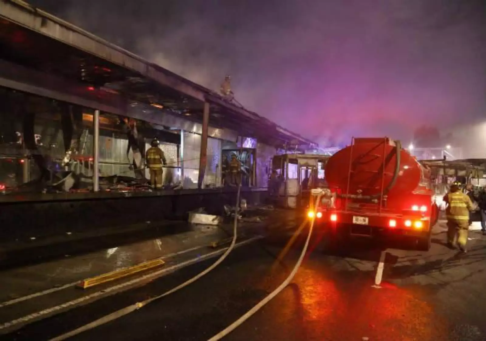 Metrob�s y estaci�n incendiados