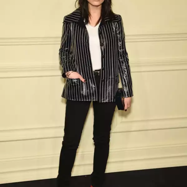 Isabella Manfredi súper chic con sus botines rojos.