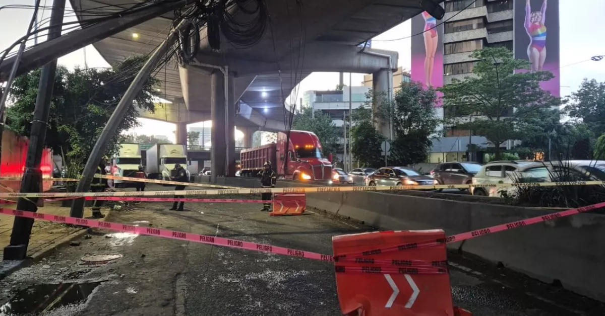 Accidente en el segundo piso del Periférico complica el tránsito hoy