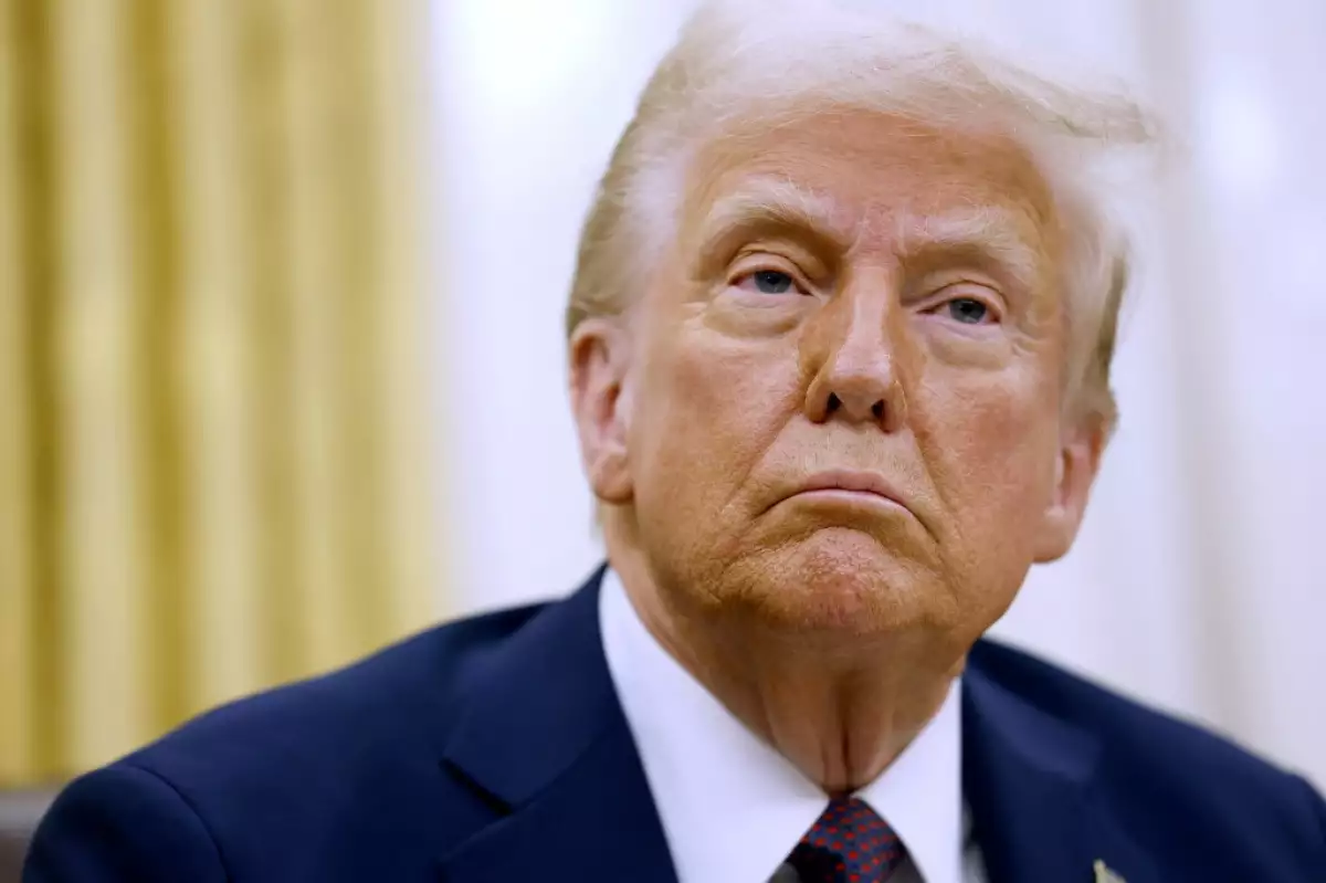 El presidente de los Estados Unidos, Donald Trump, habla con los periodistas después de firmar una serie de órdenes ejecutivas en la Oficina Oval de la Casa Blanca el 23 de enero de 2025 en Washington, DC. Trump firmó una serie de órdenes ejecutivas relacionadas con temas como la criptomoneda, la Inteligencia Artificial y la clemencia para los activistas antiaborto.