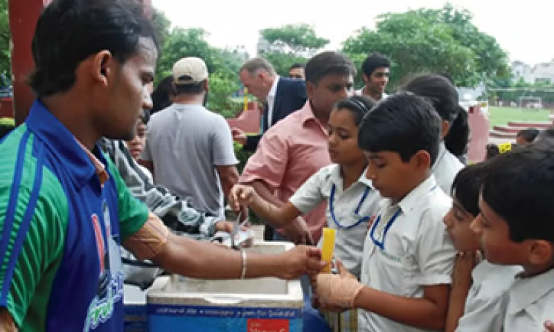El 18 de septiembre de 2012, uno de los distribuidores de Great Food and Beverages les llevó congeladas a los niños de la Bharat National Public School en Nueva Delhi. (Foto: Ana Gabriela Rojas Rentería)