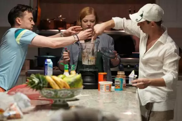 La playera que lleva puesta Roman Roy en esta escena es de Waltmart.