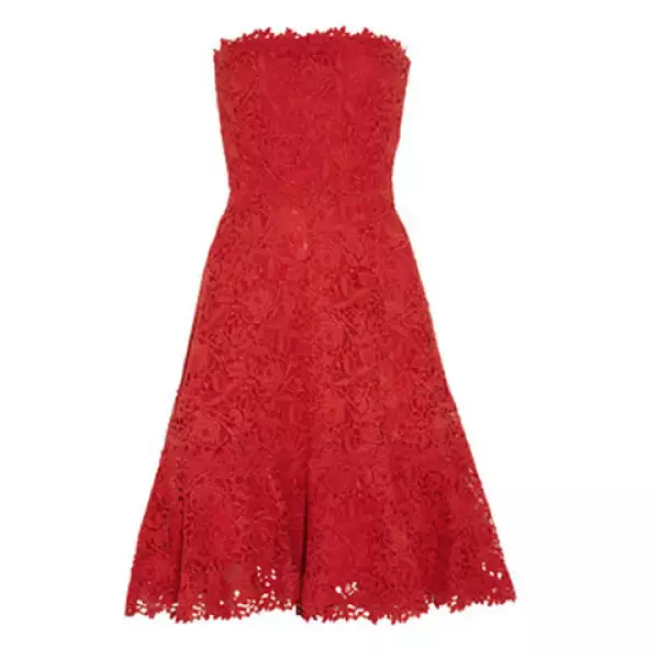 Para estas fiestas un vestido con aplicaciones de encaje nunca estará demás para lucir femenina, este es propuesto por Dolce & Gabbana.