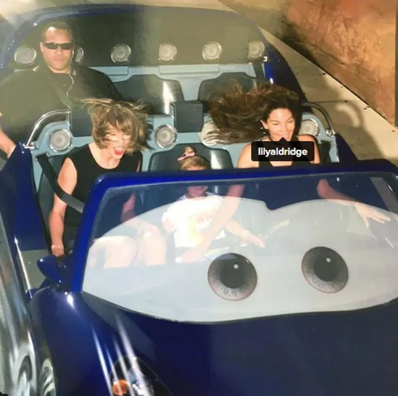 Aunque Disneyland es el lugar más feliz sobre la tierra, el guardaespaldas de la cantante no pareció disfrutar para nada la visita junto a ella y la modelo Lily Aldridge.