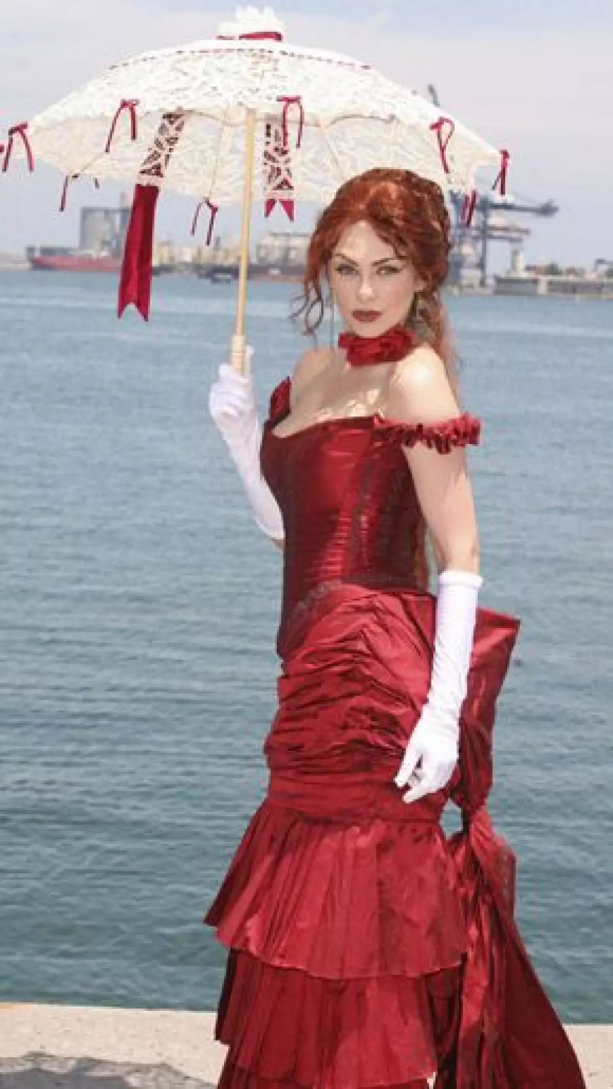 Vestida de época y acompañada de sus compañeros Eduardo Yañez y Christian de la Fuente, la actriz posó para la prensa durante el claquetazo oficial de la cuarta versión de Corazón Salvaje.