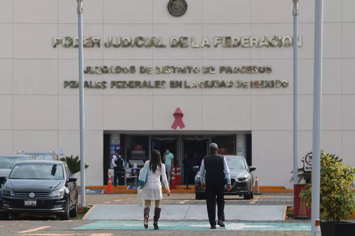 Mariana Moguel, hija de Rosario Robles, acudió a la primera Audiencia de su madre en el Juzgado de Distrito de procesos Penales Federales, en el Reclusorio Sur