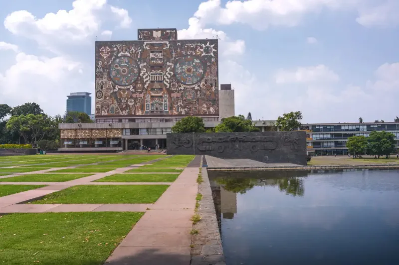 Biblioteca central de la Universidad Autónoma Nacional de México ubicada en la Ciudad Universitaria.