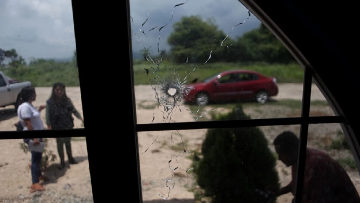 Uno de los impactos de bala que dañó una ventana en la comunidad de Ostula, municipio de Aquila, durante un tiroteo el domingo pasado