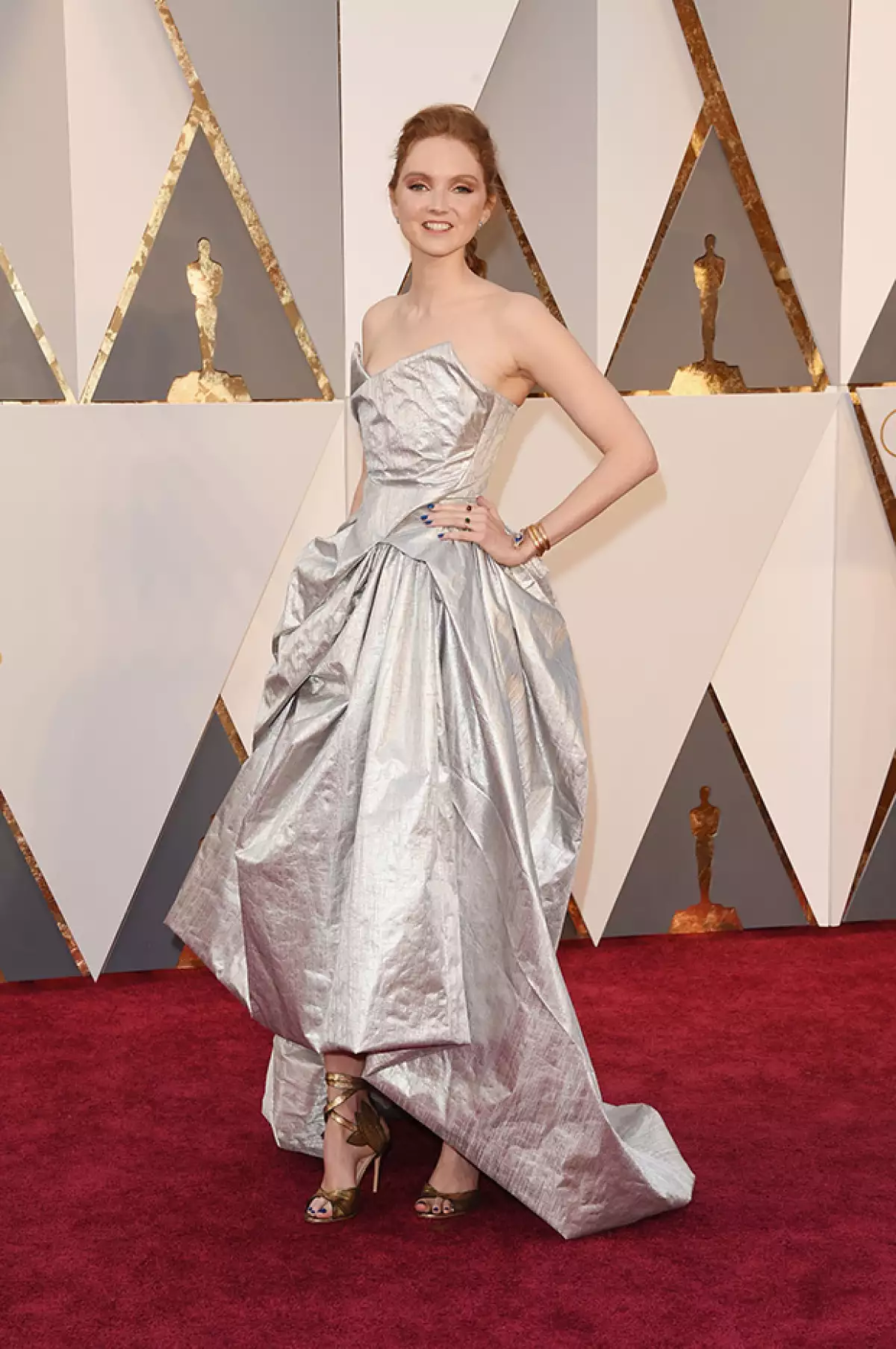 Lily Cole lució este diseño de Vivienne Westwood creado en su totalidad con botellas de plástico recicladas