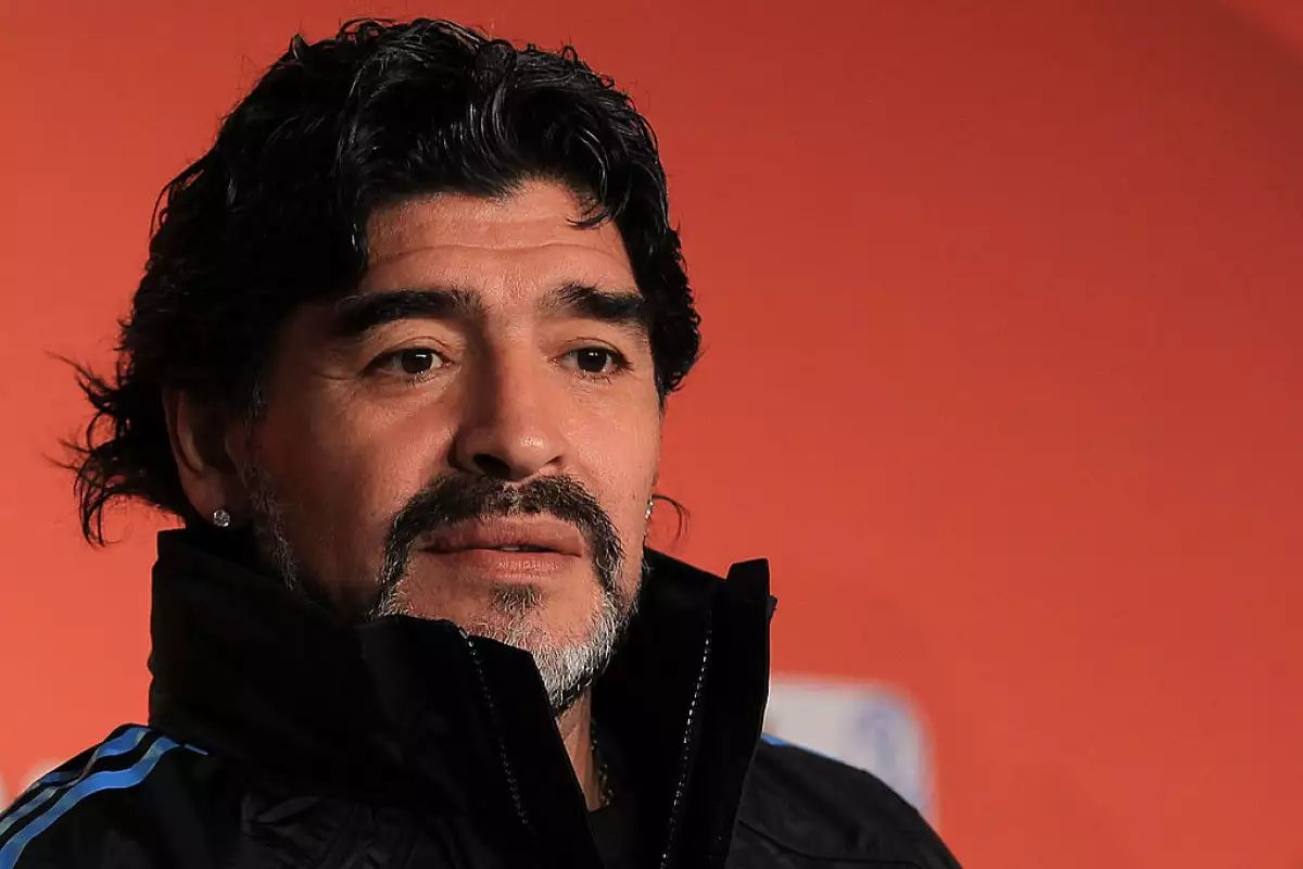 Foto de Diego Armando Maradona en 2010 con aretes, barba y cabello largo.