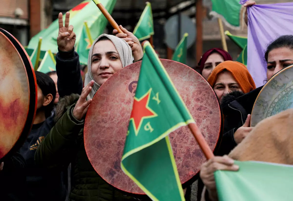 Una mujer participa en un mitin exigiendo que los nuevos gobernantes islamistas en Damasco respeten los derechos de las mujeres y condenen las campañas militares respaldadas por Turquía en las regiones del norte lideradas por los kurdos, en la ciudad nororiental de Qamishli, Siria, el 23 de diciembre de 2024.