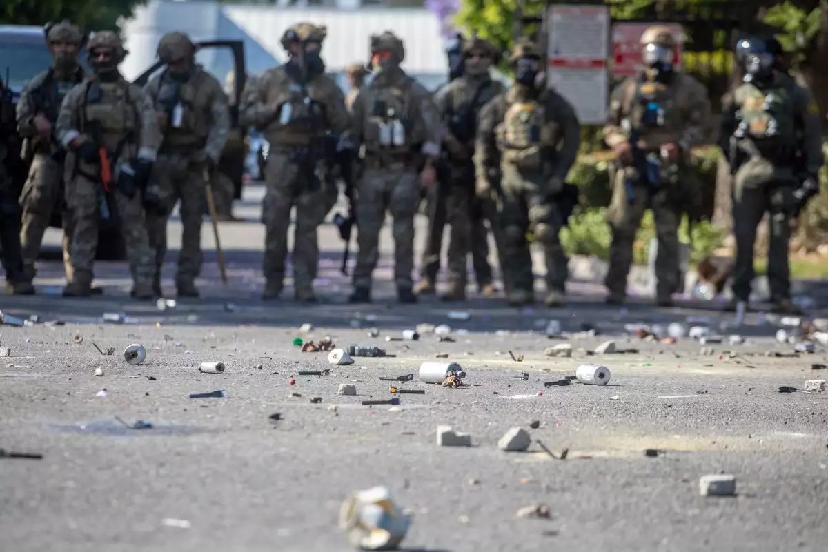 Se ven botes de gas lacrimógeno en el suelo durante una protesta después de las operaciones federales de inmigración, en el vecindario de Compton de Los Ángeles, California, a primera hora del 8 de junio de 2025. El presidente de los Estados Unidos, Donald Trump, desplegó 2,000 soldados el 7 de junio para manejar las crecientes protestas contra las redadas de inmigración en el área de Los Ángeles, una medida que el gobernador del estado calificó de "intencionalmente incendiaria".