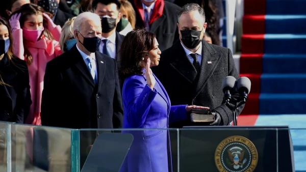 Kamala Harris es investida como vicepresidenta de Estados Unidos, mientras su esposo Doug Enhoff está parado a su lado.