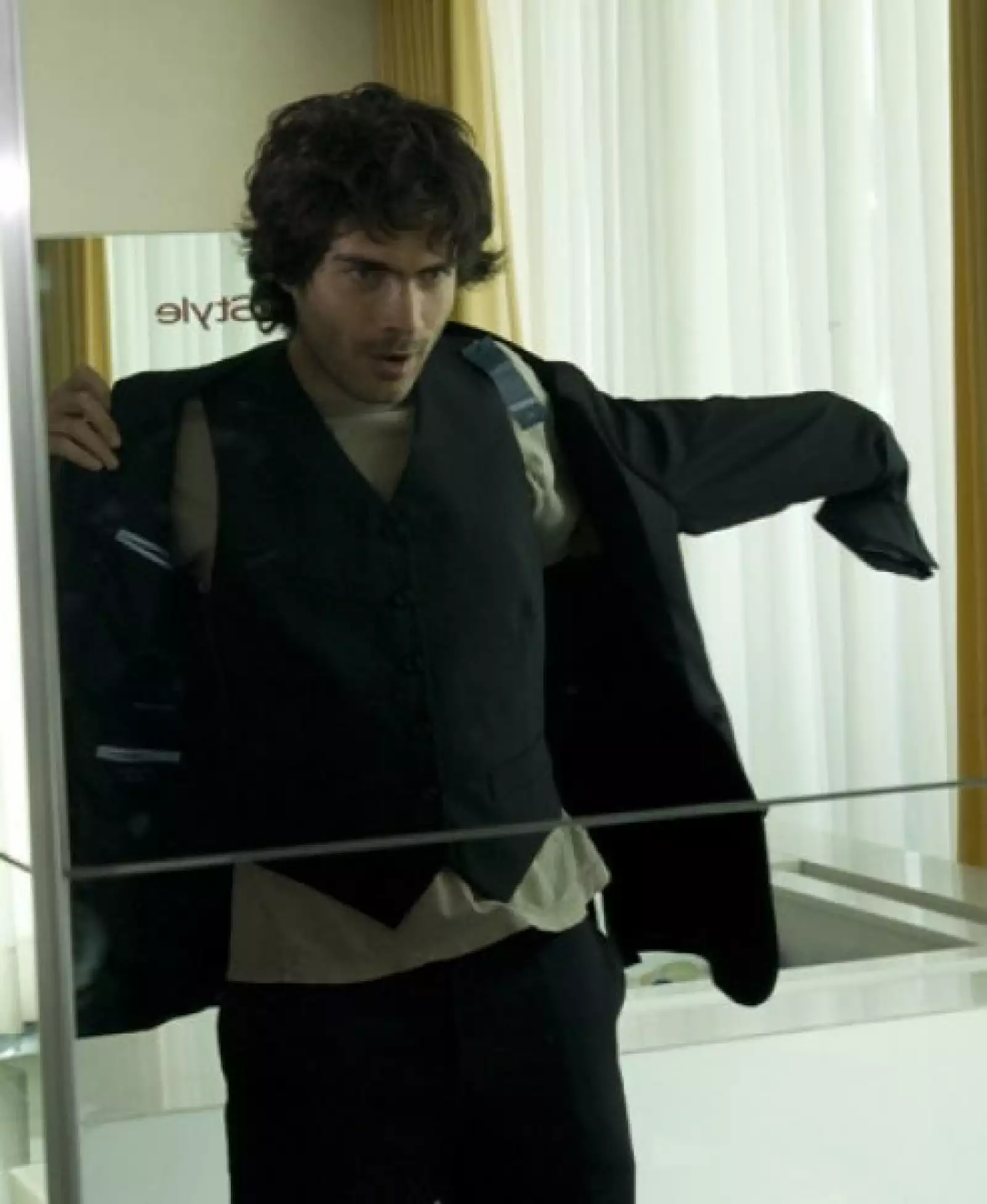 Para el actor Osvaldo Benavides optó por probarse un traje de tres piezas.