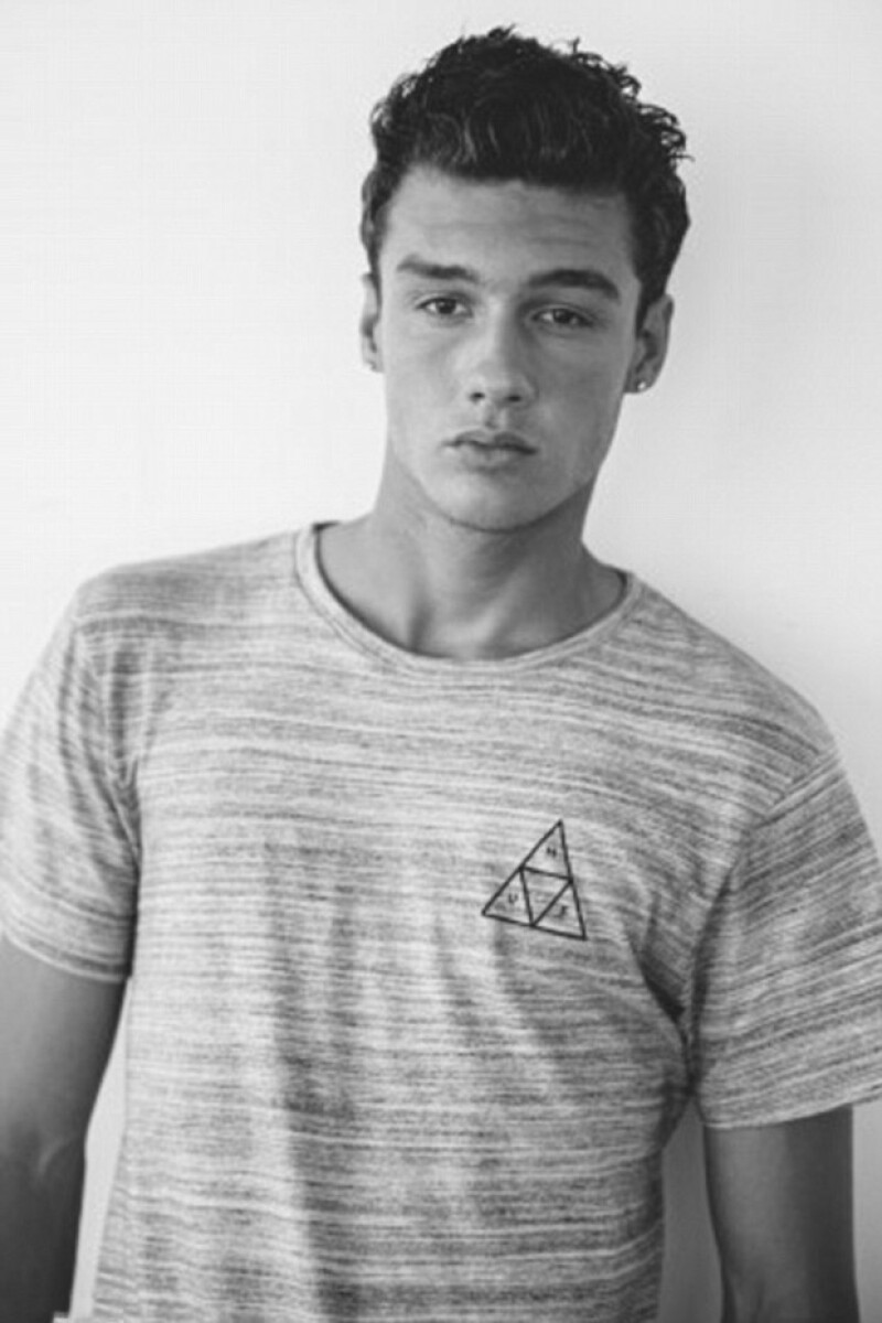 John, de 20 años, había dejado su ciudad de origen para perseguir su sueño de ser modelo. Un año después lo consiguió gracias a que conoció a las dos famosas en la playa, donde él vivía.