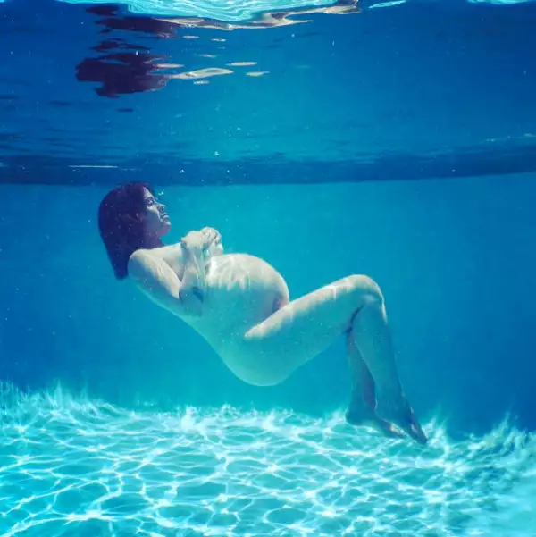 Alanis presumió su baby bump a casi nada de convertirse en mamá.