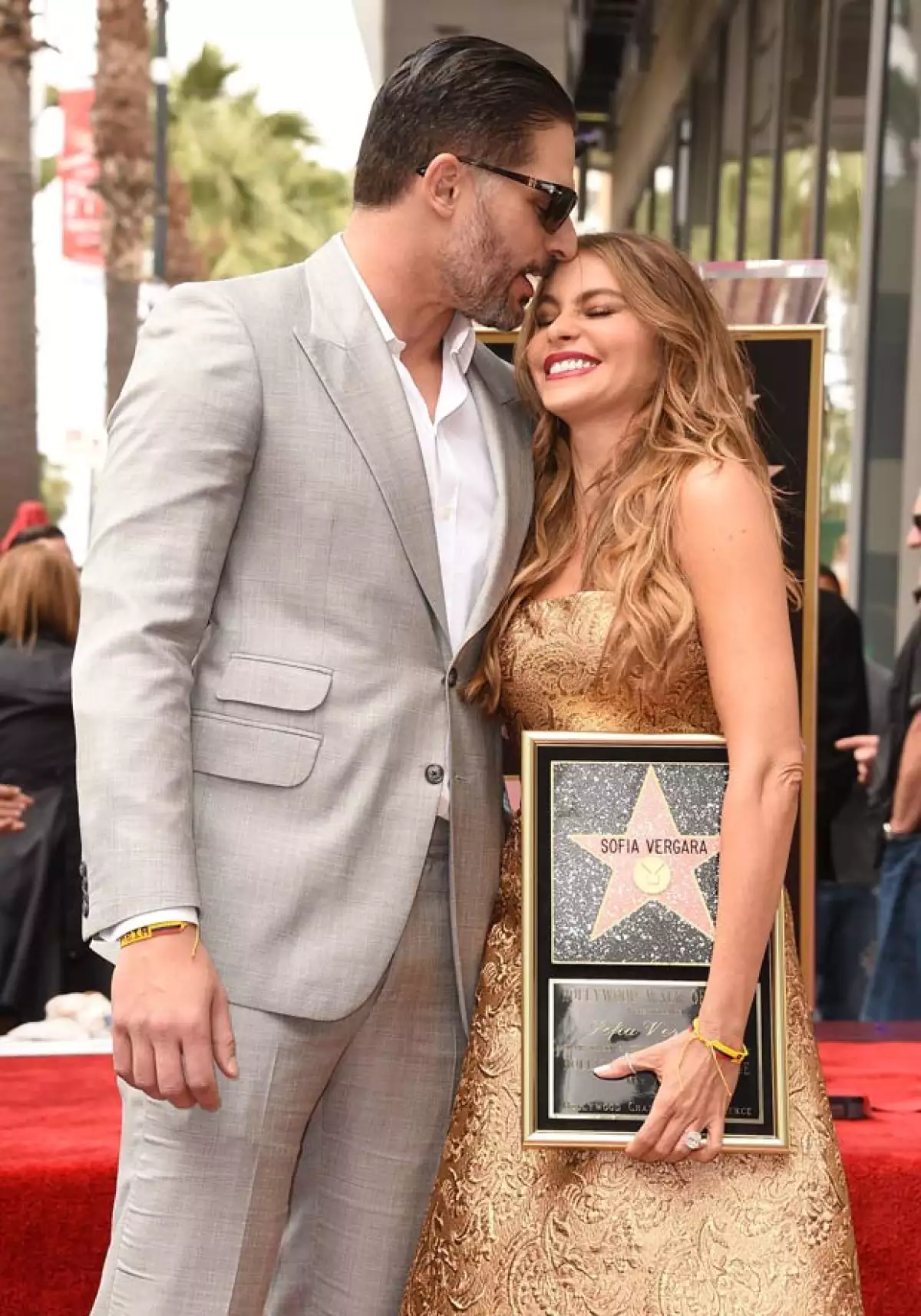 En medio de las especulaciones sobre cuando y dónde se casarán, la famosa pareja de actores cumple un año de noviazgo más enamorados que nunca.