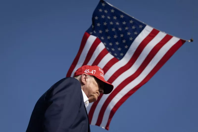 El candidato presidencial republicano y el expresidente Donald Trump sube al escenario durante un mitin de campaña el 13 de julio de 2024 en Butler, Pensilvania. El fiscal de distrito del condado de Butler, Richard Goldinger, dijo que el pistolero recibió un disparo y murió después de herir a un ex estadounidense El presidente Donald Trump, matando a un miembro de la audiencia e hiriendo gravemente a otros dos en el tiroteo.