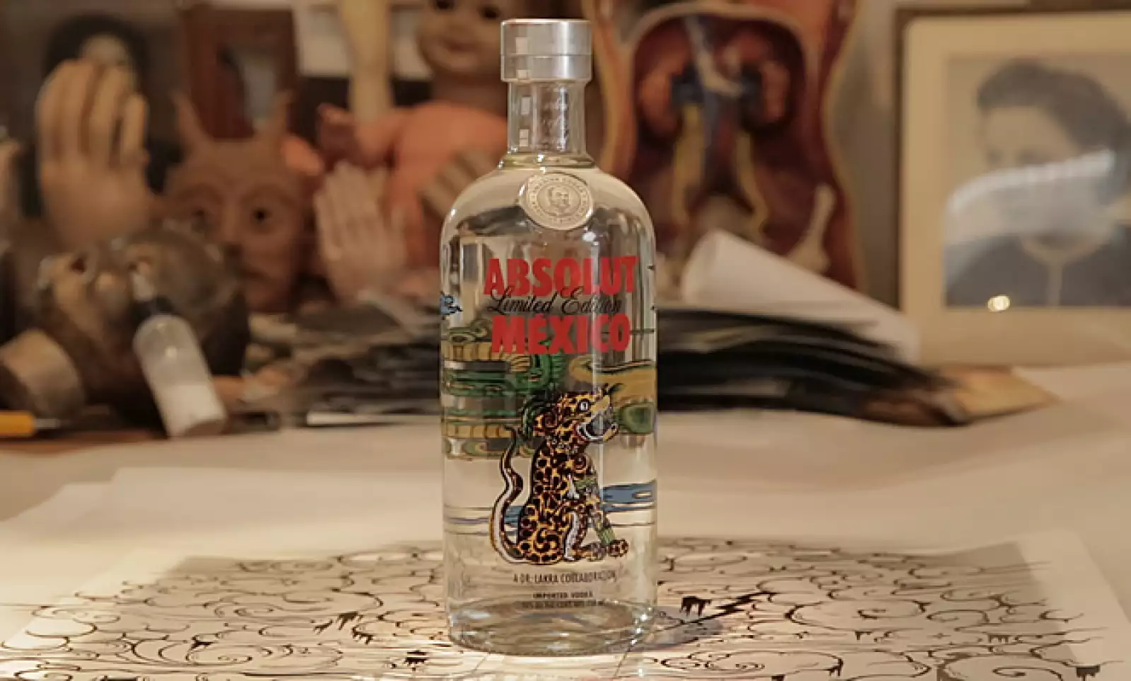 La marca de bebida presenta una botella especial, inspirada en las tradiciones del país, una colaboración con el artista mexicano Dr. Lakra.