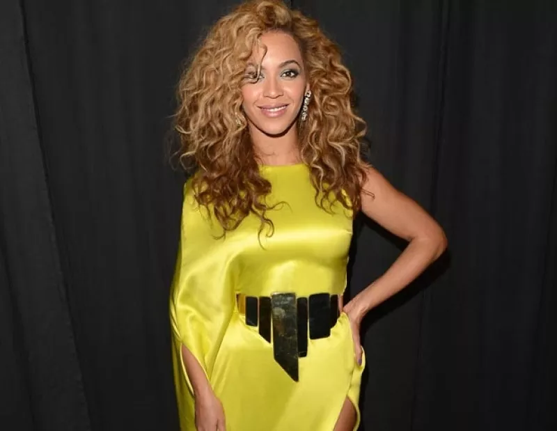 La cantante publicó la imagen de un texto en el que asegura no puede detener las especulaciones pero sí sentarse a reir de quienes las crean y difunden.