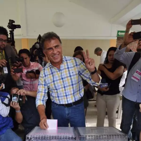 Tras emitir su voto, el candidato a Gobernador de Veracruz por la alianza PAN-PRD dio a conocer que fue detenido por autoridades estatales sin motivo alguno, por lo que tuvo que identificarse como senador.