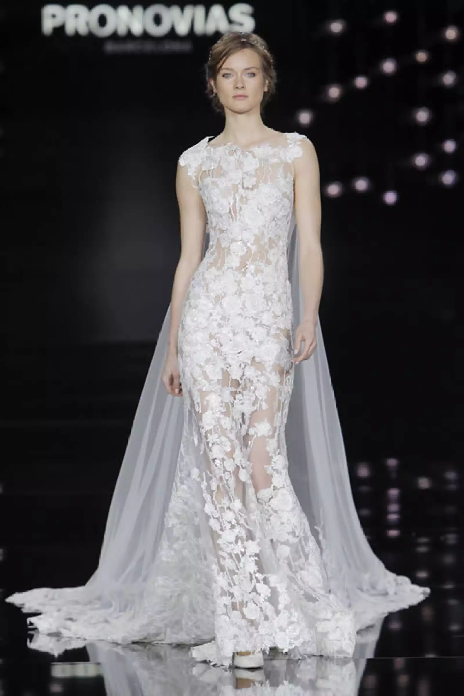 Look Pronovias Atelier 2017 con capa.