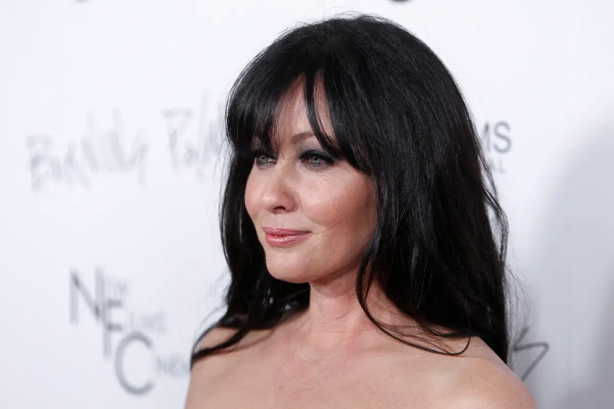 Shannen Doherty, miembro del reparto, posa en el estreno de la película "Burning Palms" en el teatro Arclight de Hollywood, California, el 12 de enero de 2011.