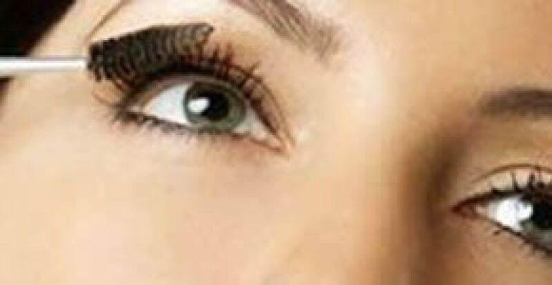 No descuides ningún detalle en delineado, cejas y pestañas para una mirada que cautive.