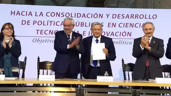 AMLO y científicos