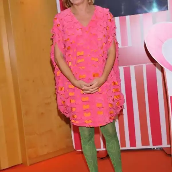 La diseñadora de ropa española Agatha Ruiz tiene un estilo muy peculiar al vestir mismo que no excluye en sus pasarelas.