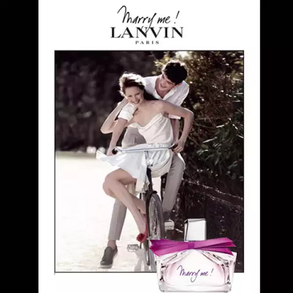 Marry Me!  MARRY ME  mezcla de naranja, fresia, magnolia, jazmín, rosa, cedro blanco, ámbar, almizcle creada por Antoine Maisondieu.