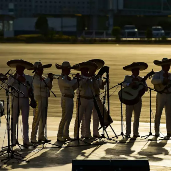 Grupos musicales, incluidos mariachis y bailarines, interpretan canciones para recibir a Francisco.