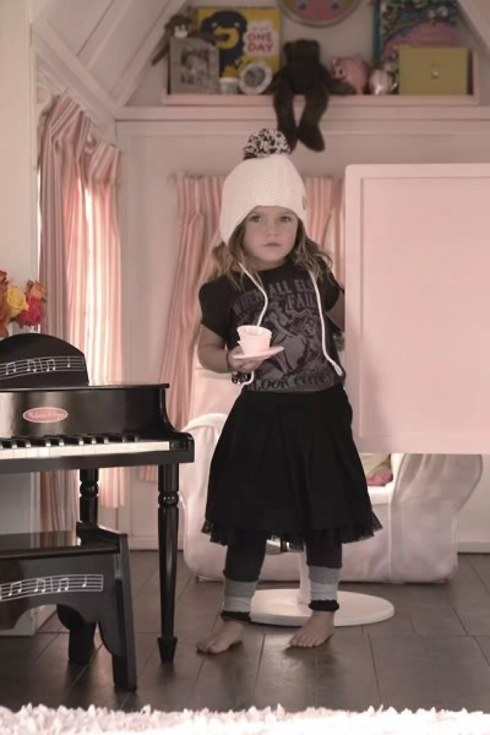 La cocinita es uno de sus sitios consentidos. Ahí, Antonia adora jugar a preparar toda clase de platillos, los cuales sirve a sus muñecos en una vajilla con diseño de vaca.