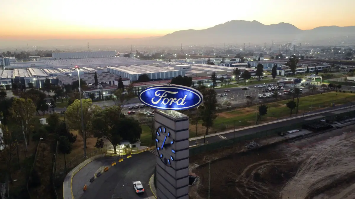 Foto de un edificio con el logo de Ford en la cima. (Imagen principal del artículo 'El arancel que parecía improbable y ahora amenaza un millón de empleos autromotrices')