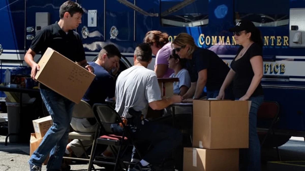 Agentes federales registran artículos decomisados al Cartel de Sinaloa en Los Ángeles, California, este miércoles