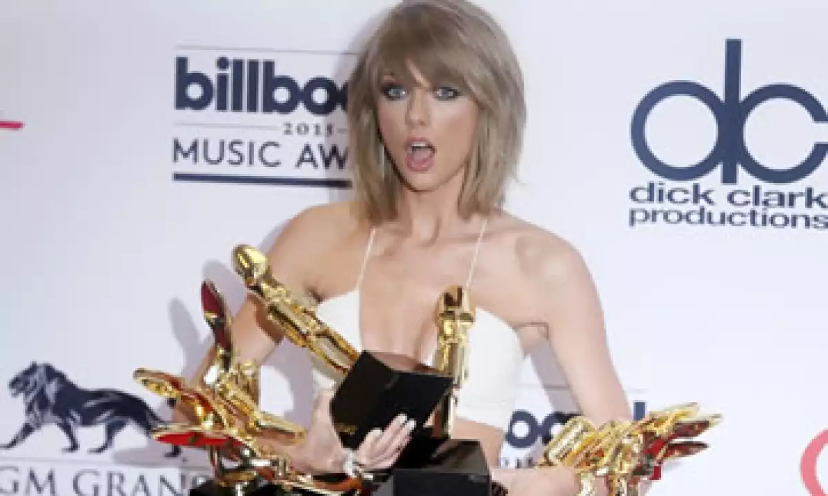 Swift ganó mejor artista del año, mejor artista femenina y el galardón de popularidad, entre otros. (Foto: Reuters )