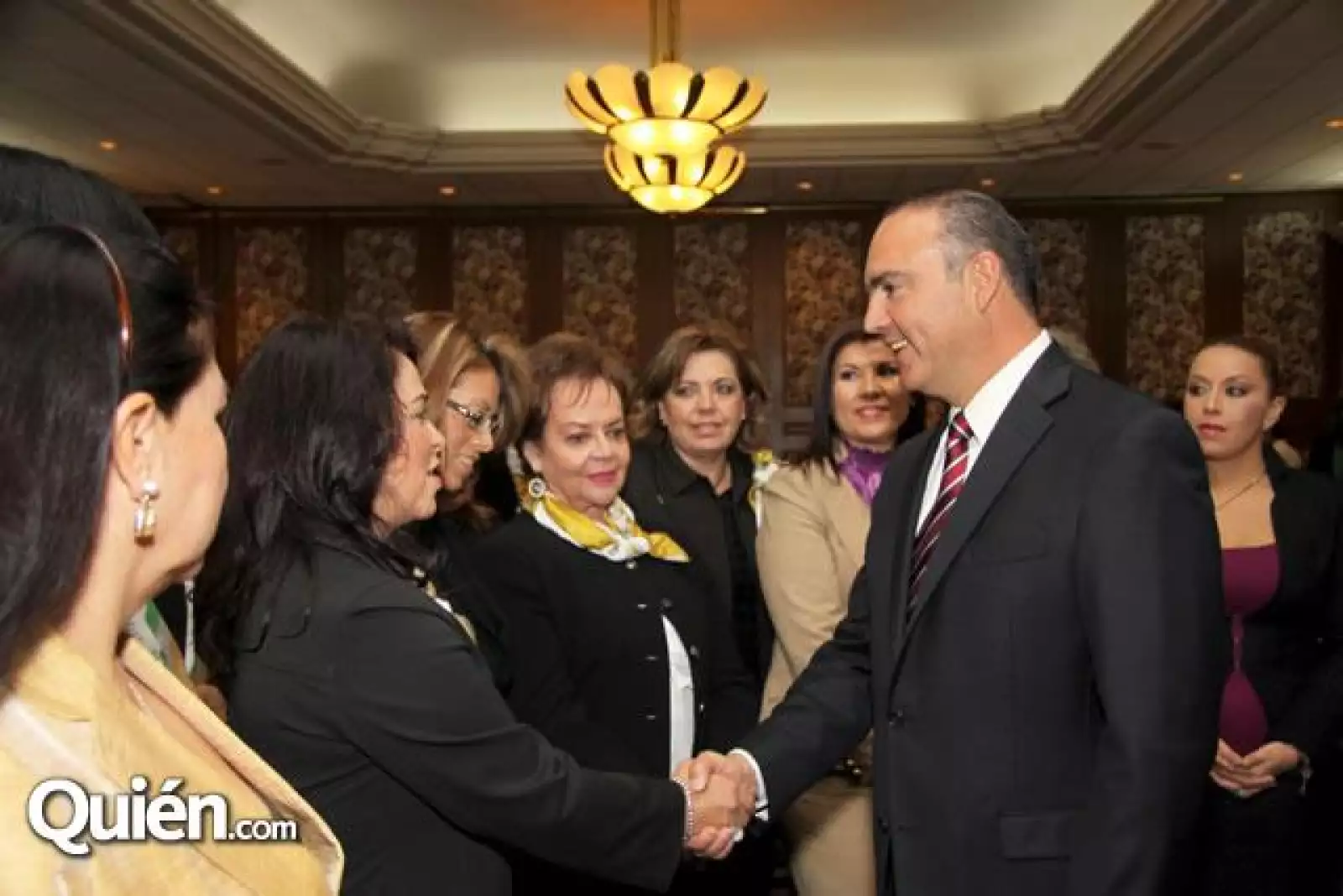 El gobernador José Calzada con las mujeres empresarias