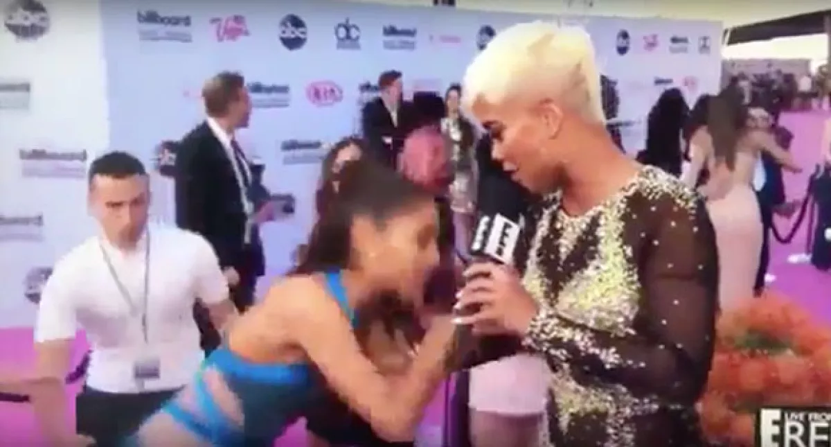 Ariana no se cayó gracias a la ayuda de la reportera, quien le dio la mano.