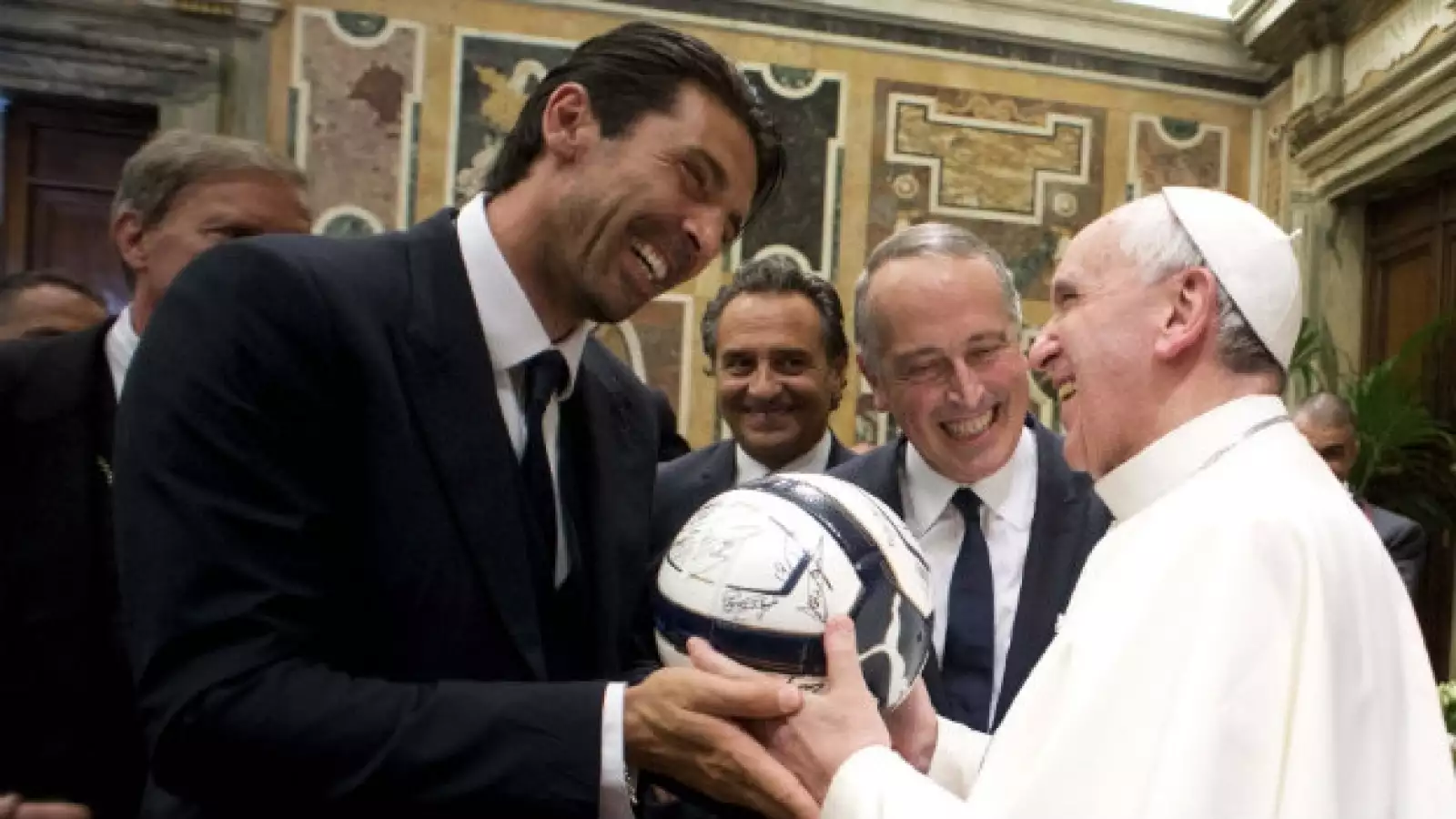 El papa Francisco recibe a futbolistas italianos y argentinos