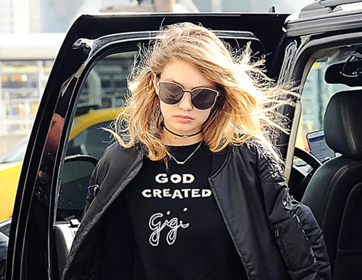 Cada quien demuestra su amor propio de distintas formas, pero Gigi Hadid y Kim Kardashian lo hacen evidente al mundo usando prendas que hablan sobre ellas mismas.