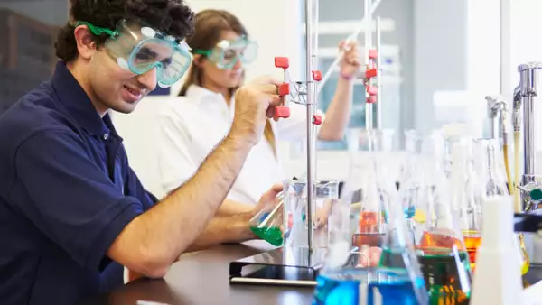 Jóvenes investigadores en laboratorio
