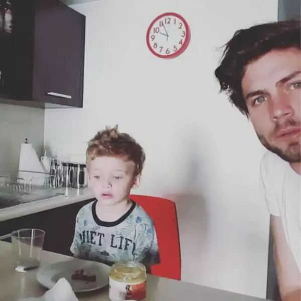 Desayunando juntos antes de iniciar un día lleno de diversión.