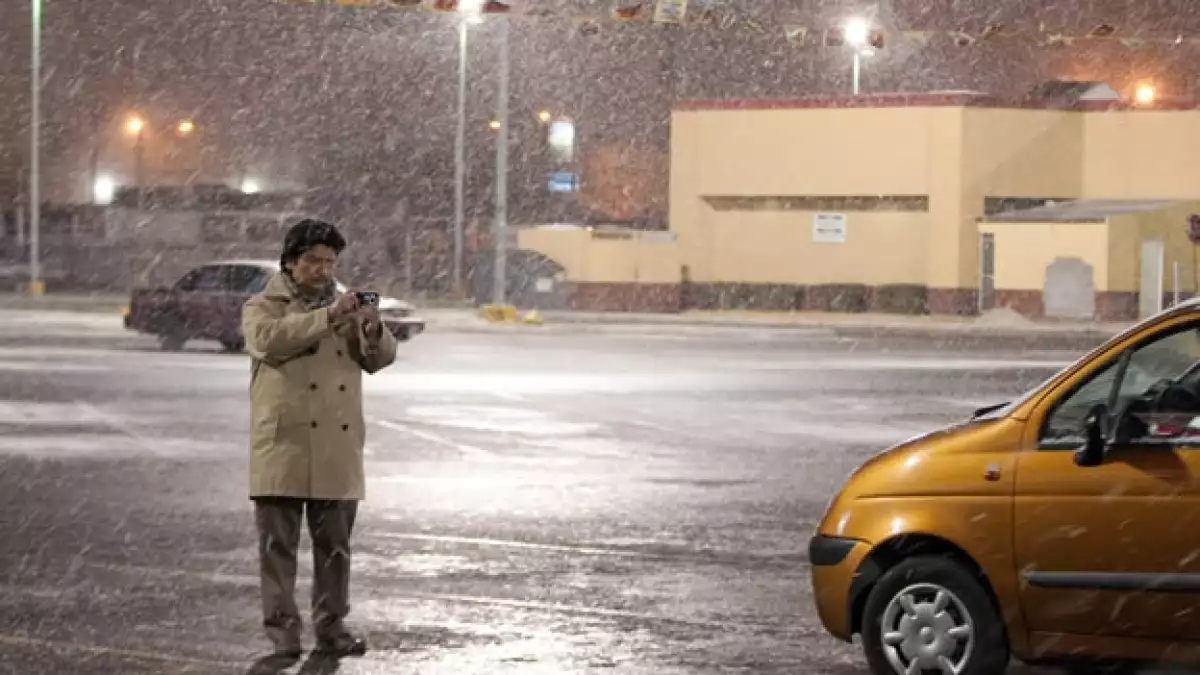 Hombre espera durante la nevada en Ciudad Juarez