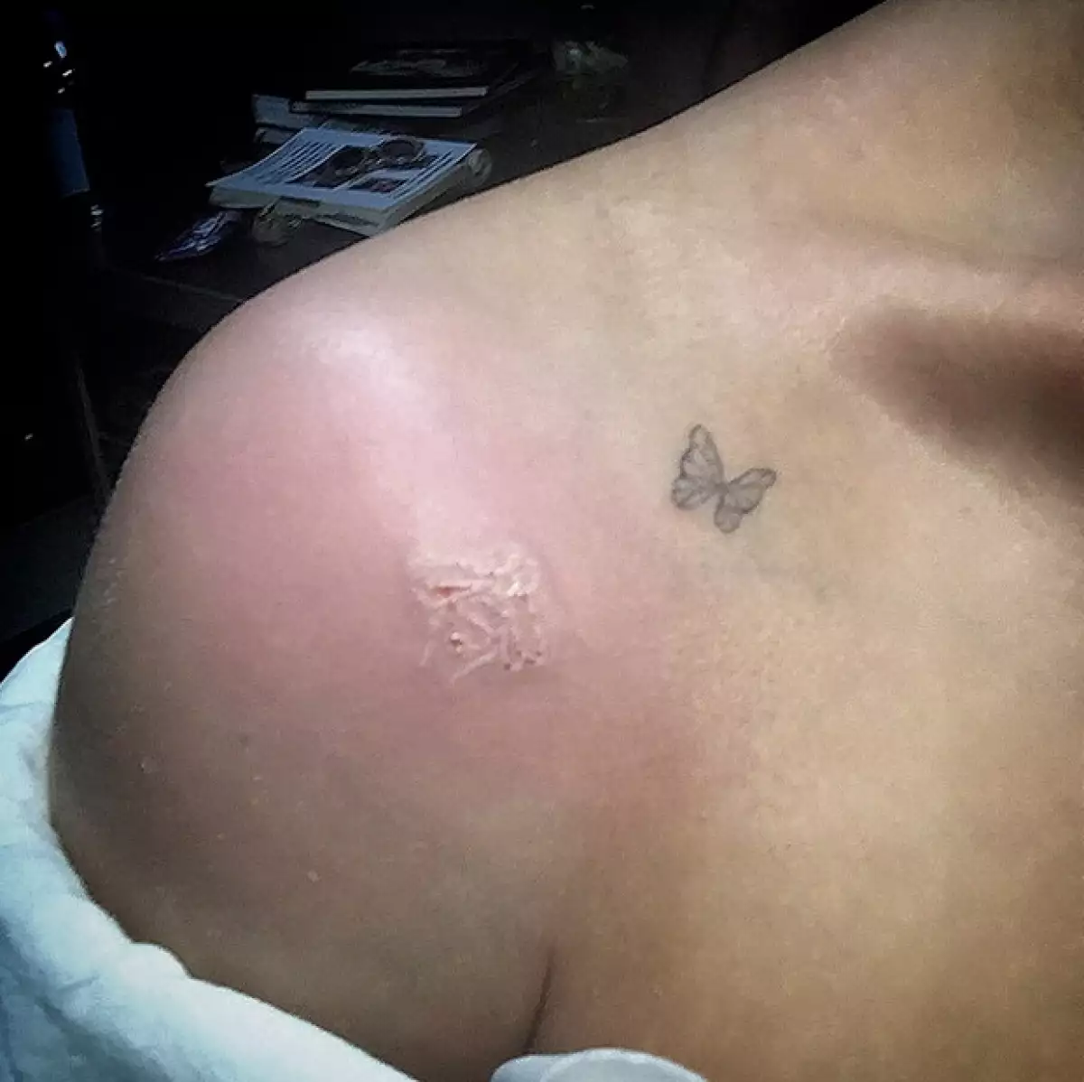 Por la muerte de la conductora de Fashion Police, la estrella del mismo programa, Kelly Osbourne, decidió tatuarse una abeja para recordarla.