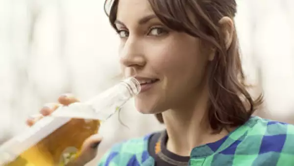 Grupos de consumidores quieren que las bebidas alcohólicas tengan la misma transparencia que la comida envasada. (Foto: Getty Images)