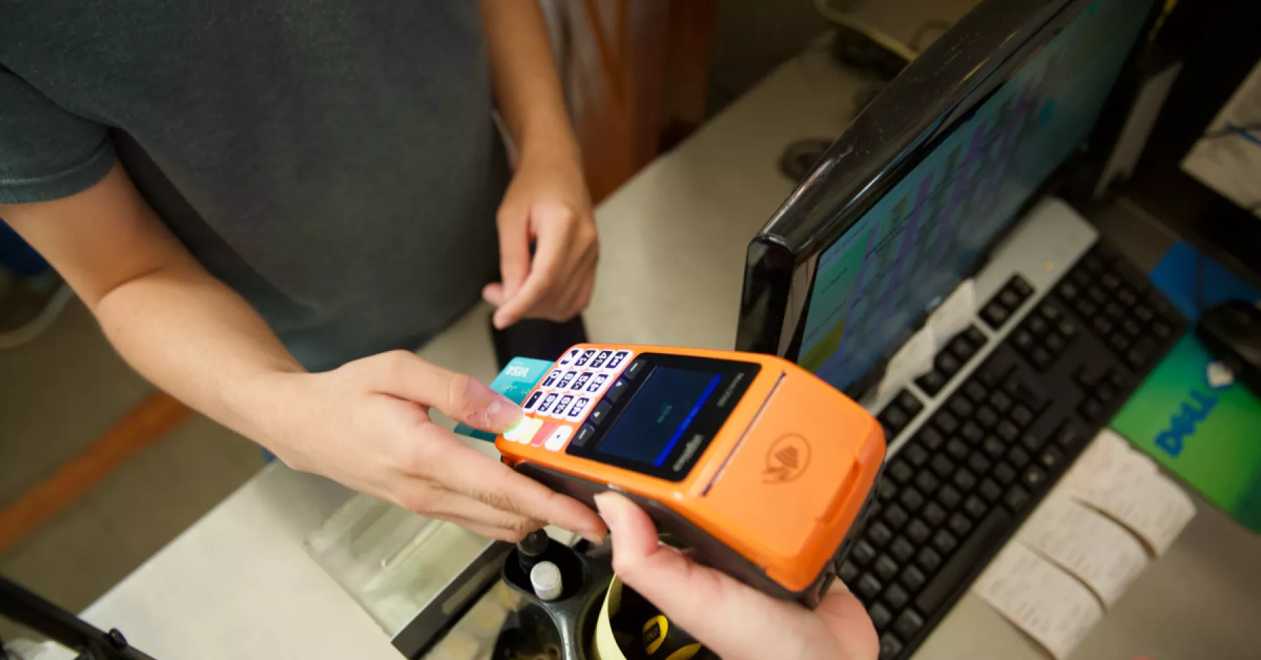 Las PyMES tienen un dilema: aceptar pagos con tarjeta a pesar de las comisiones o perder beneficios 