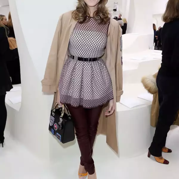 Allison Williams-  Creó un look ladylike combinando un pantalón de piel en color vino,  dándole un toque trendy con unos zapatos pointy en tonos llamativos.