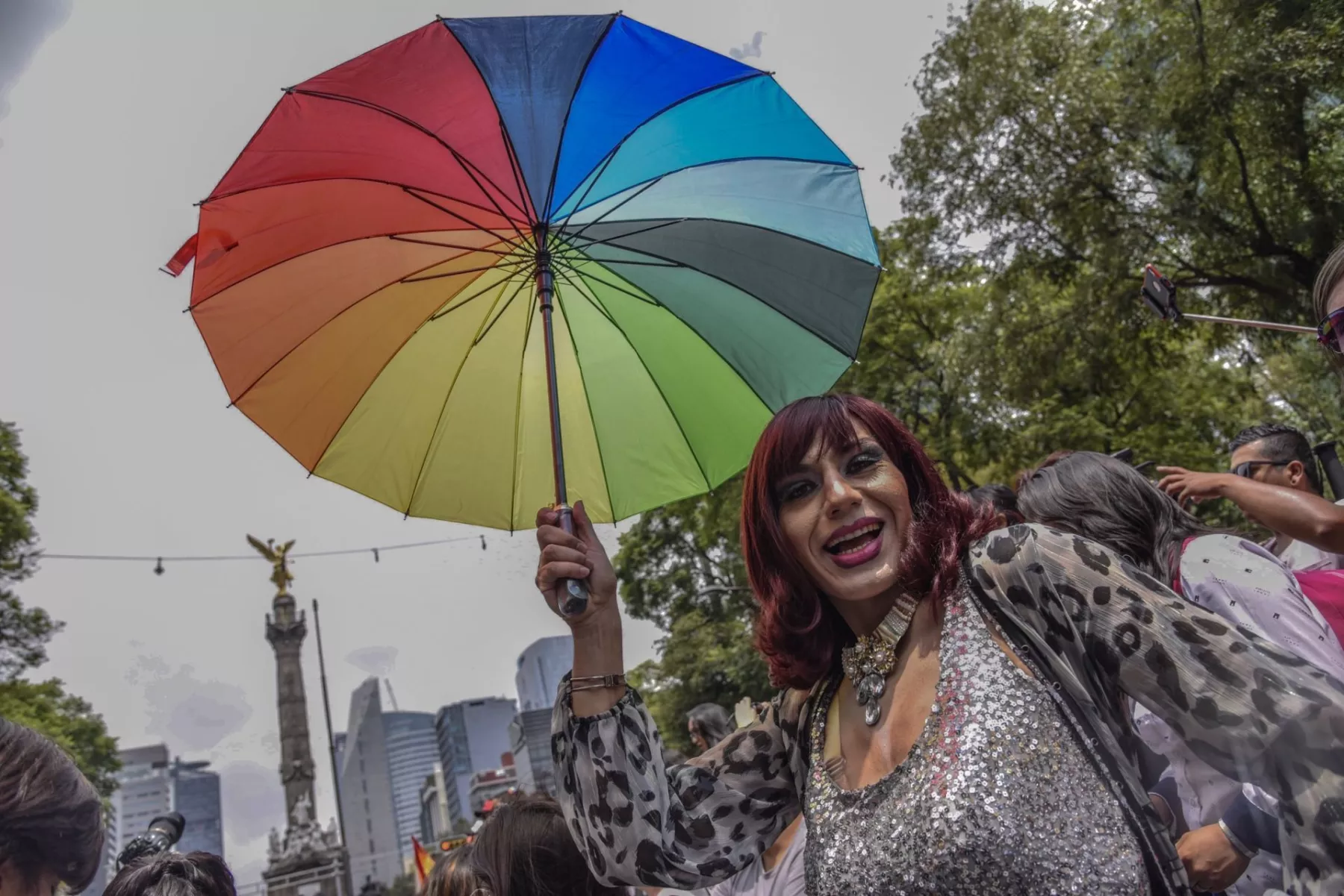 Miles de personas asistieron a la XL Marcha del orgullo Lésbico Gay Bisexual Transexual Travesti Transgénero e Intersexual (LGBTTTI) que partió del Ángel de la Independencia rumbo al Zócalo.
