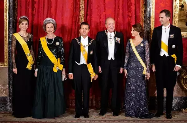 La familia real española ofreció esta cena de gala en honor al mandatario mexicano y su esposa.